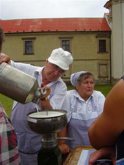Výroba másla z kyselé smetany mléko odstředění