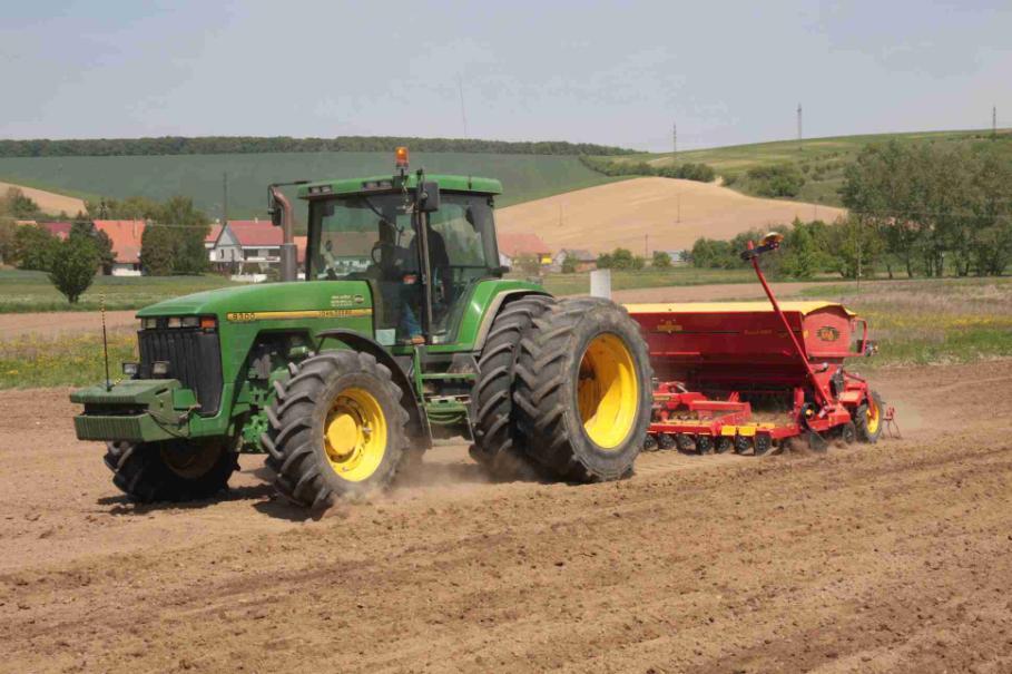 VH Agroton s.r.o. Od jara 2010 je celá výměra v ekologickém zemědělství. Celková výměra orné půdy 368 ha. - průměrná nadmořská výška 280 m n.m. (200-300 m n.