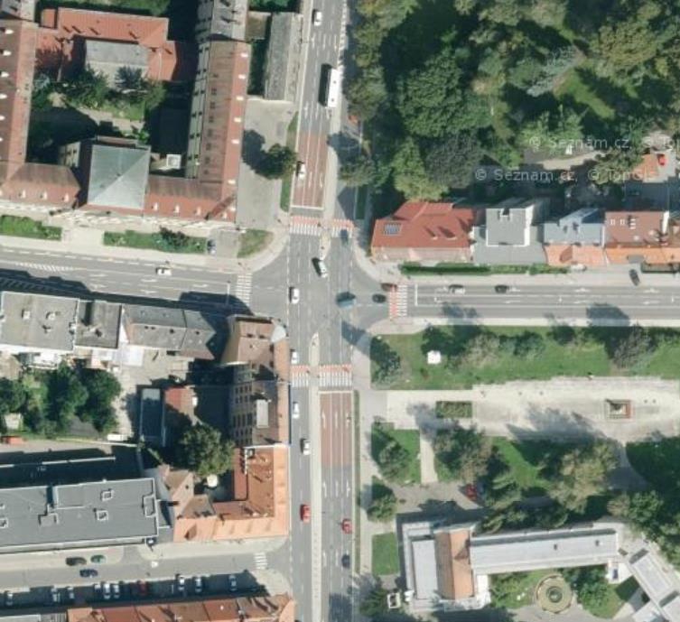 2.2 Stavební uspořádání Šířka pruhů odpovídá minimálně 3 metrům [9]. Na rameni Sokolovská směrem od Zlína se nachází dva jízdní pruhy.