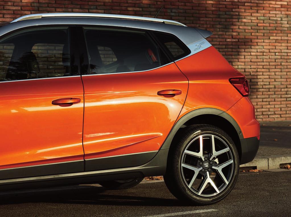 Vnější design Poutá pozornost. Získává si srdce. Nový SEAT Arona říká vše, aniž by k tomu potřeboval slova na míru střiženými 18" koly z lehké slitiny i žhavými liniemi.