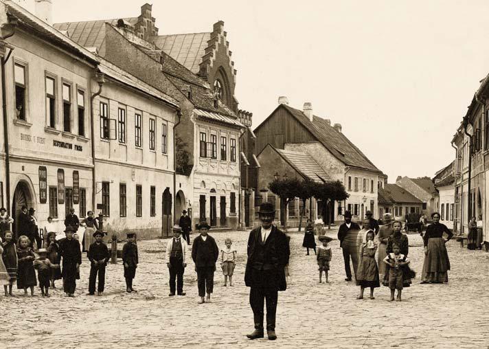 V zadním traktu byla umístěna židovská škola a nejstarší synagoga, tzv. malá.