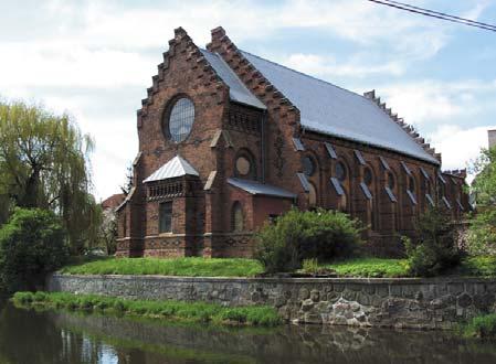 Okna zdobily barevné vitráže se symbolem Davidovy hvězdy a ve dvou omítnutých pruzích nad vchodem byly umístěny hebrejské citáty z Bible.