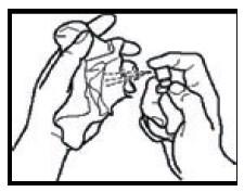 Jak sprej používat 1. Uchopte nádobku se sprejem mezi palec a prostředník. Ukazovák položte na trysku. 2. Držte nádobku ve svislé poloze a zamiřte do úst.