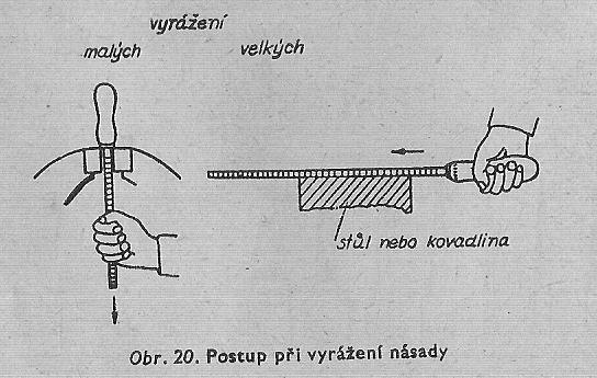 opřeno o stůl, rukojeť je opřena - pilník se drží za