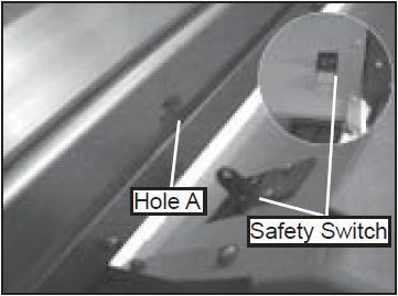 The sliding table support has to be fixed in a defined position. For this purpose, it must be ensured that the safety switch locks into the recess hole A.