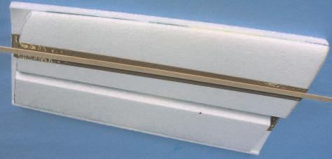 PU 0 mm Na negativ køídla nalepte širokou samolepicí pásku v místì výztuhy a žebra køídla.