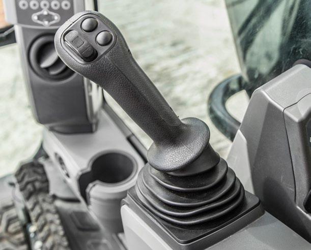 Plně automatický systém klimatizace zajišťuje po celý den pohodlí a produktivitu obsluhy, bez ohledu na horké nebo studené počasí. Úložné prostory se nacházejí v přední, zadní a boční konzole kabiny.