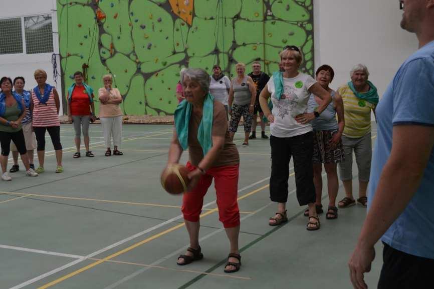 Pro seniory byla připravena celotáborová hra s názvem Pod pěti kruhy, která zahrnovala sportovní, poznávací, vzdělávací a společenské aktivity.