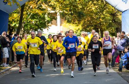 Organizaci zajišťuje spolek Život 90 ve spolupráci s organizátory Pražského mezinárodního maratonu.