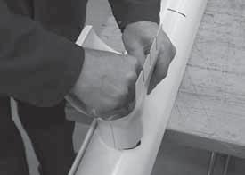 Montáž žľabov: Predtým, než žľab skrátite na potrebnú dĺžku, je vhodné si všetky žľaby položiť do hákov.