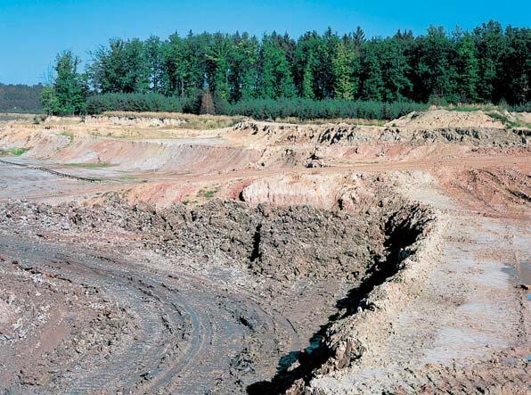 âeskobudûjovicko Vrstvy ed ch a pestr ch jílovcû a pískovcû svrchnokfiídového klikovského souvrství na lokalitû Blana u Zlivi. Jsou tûïeny pro v robu Ïáruvzdorn ch stavebních hmot.