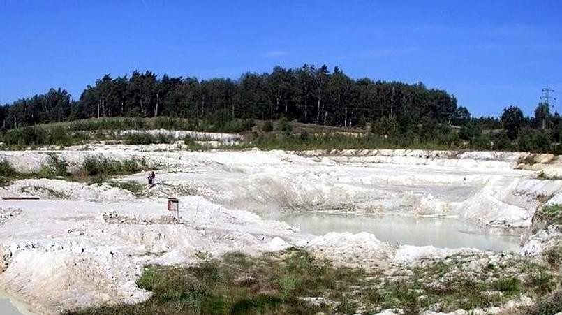 barvicích oxidů. Je to způsobeno tím, že při kaolinizaci nedošlo k rozkladu biotitu. Ten zůstává v surovině ve formě černých šupinek, které při plavení odcházejí do hrubších frakcí. Obrázek č.