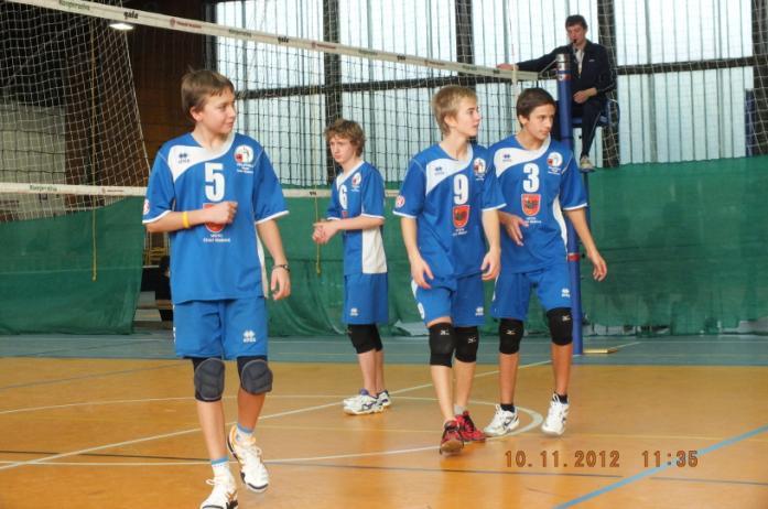 To už Romana Vítka nahradil v brance Jakub Levínský. Na začátku třetí třetiny jsme konečně hru trochu zklidnili a výsledek znovu otočili.