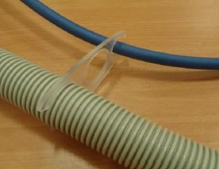 Chceteli zabránit vzájemnému motání kabelu s hadicí, připněte je k sobě po celé délce plastovými