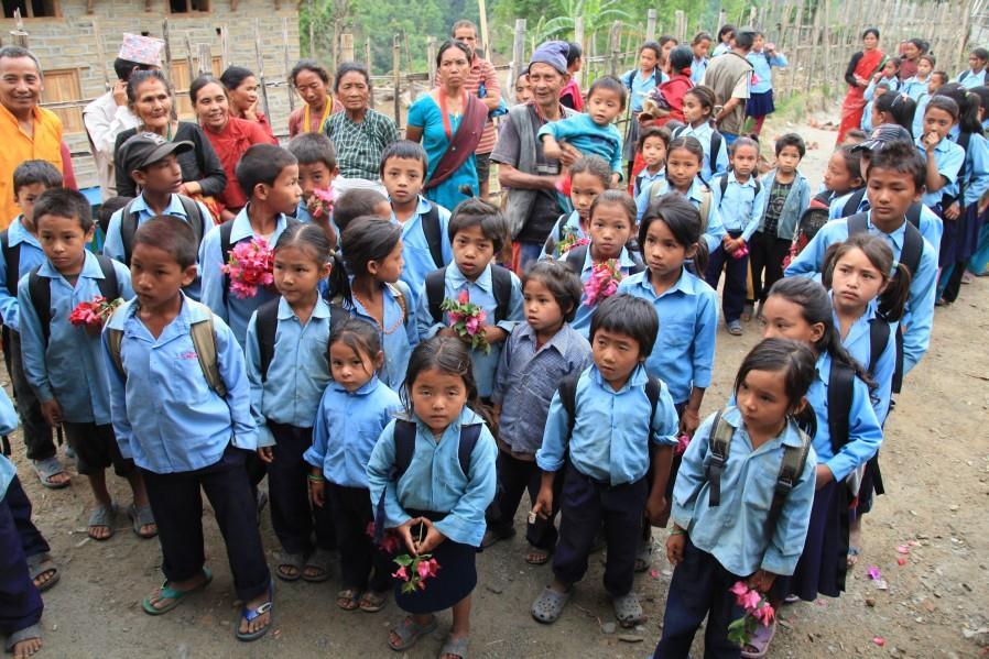 adoptovaným dětem školní a hygienické pomůcky. Proběhla tak přímo na místě kontrola fungování projektu na nepálské straně. 3.