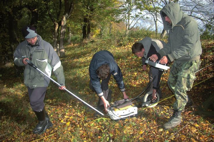 MISCELLANEA ARCHAEOLOGICA 245 ce a výzkumu, geofyzikální prospekce, geodetické evidence kulturních památek a využití geografických informačních systémů a možnosti jejich kombinací v závislosti na