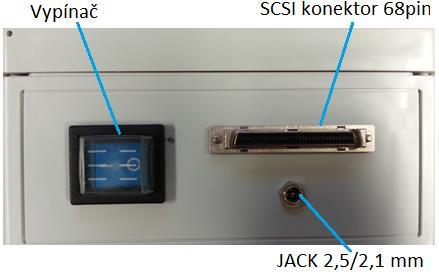 V a je použit napájecí adapter model SYS1308-2424-W2E se stabilizovným výstupním napětím 24 V a proudem 1 A. Obrázek 27: Detail bočního panelu Na obrázku 28 je zobrazen detail panelu s konektory.