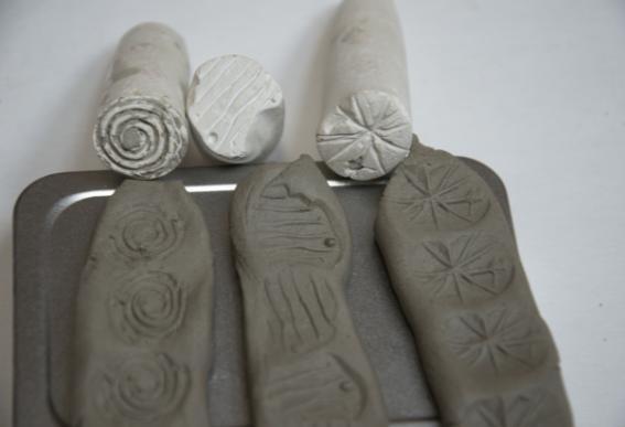 Razítka do hlíny Takto si můžete vyrobit vlastní značku na vaši keramiku a spoustu razítek, která určitě využijete.