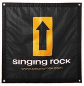 Singing Rock banery vyrobeny z lehkého PES materiálu s díry po obvodu na uchycení.