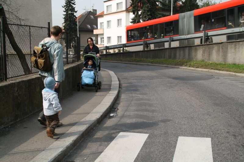 Další podněty rodičů a zástupců školy: - úzký chodník na cestě k metru