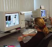 odráží např. od vršků stromů hustého porostu. Proto se veškerá data vyhodnocená automaticky počítačem znovu kontrolují. K tomuto účelu slouží oddělení stereoskopického vyhodnocování. obr.