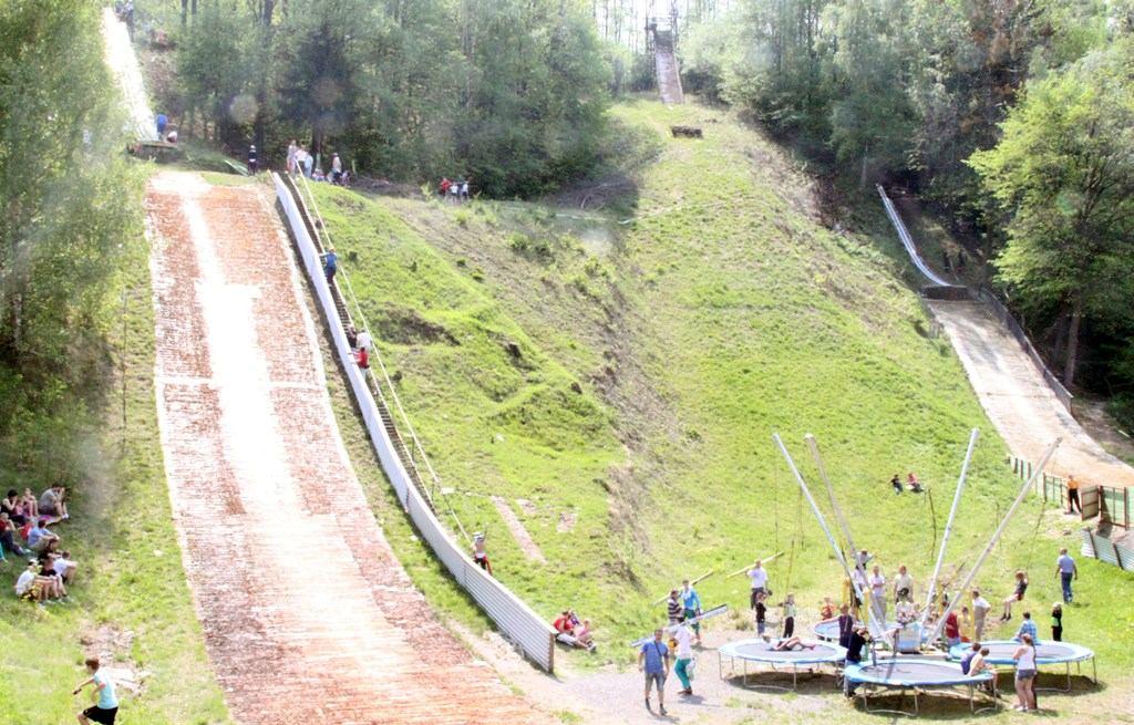 32) - skokanské závody dětí a mládeže, již XIII. Mezinárodní memoriál Leopolda Tajnera ve skoku na lyžích na můstcích s umělou hmotou.