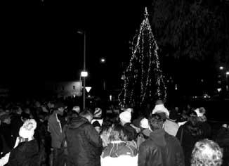 Rozsvícení vánoãního stromu 1. adventní nedûle ve Velkém Bfieznû byla ve znamení rozsvícení velkého vánoãního stromu.