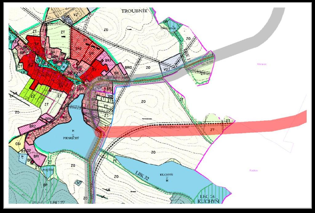 Obr.3: Zobrazení nesouladu vymezení obchvatu Moravce - silnice II/360, v platném ÚP. Zdroj dat ZÚR přes WMS službu: http://geoportal.krvysocina.cz/arcgis/services/zur/vps_vpo/mapserver/wmsserver?