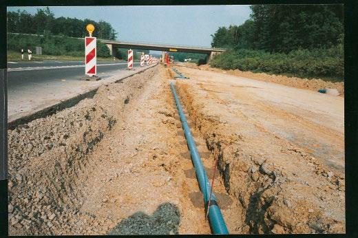 Drenážní trubky Strasil SN 4 z PVC-U... Strasil je klasická drenážní trubka ve tvaru tunelu pro výstavbu dopravních komunikací. Charakteristické je hladké dno.