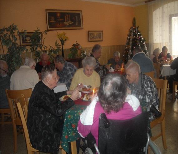 Každý týden byla zájemcům z řad uživatelů dávána možnost se zúčastnit skupinového cvičení, hraní společenských her, procvičování paměti a kinokavárny. 9.