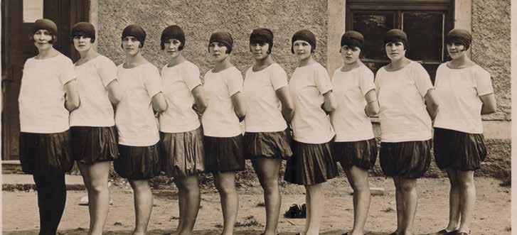 historie 15 Cvičenci DTJ (foto Zdena Mojžíšová) Srpen Konána protestní schůze proti zrušení okresu a proti připojení k Brandýsu.