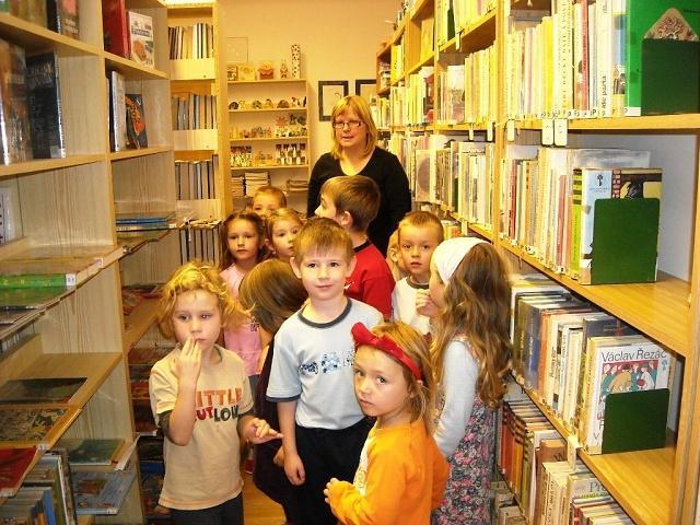 NOC S ANDERSENEM, 26. 27. 3. 2010 Letos popáté jsme nocovali v knihovně, poprvé tu s námi spali i kluci. Celkem 12 dětí (10 dívek, 2 kluci) a 4 organizátorky.