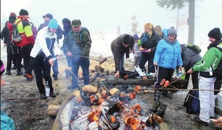 Na Vartovnu se i v dešti a mlze přišlo rozloučit se starým rokem přes sto lidí Silvestr, deset hodin ráno. Prší, je zima a viditelnost možná dvacet metrů.