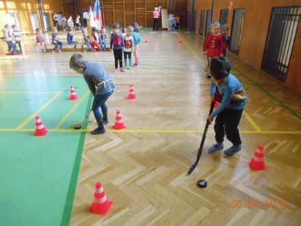 Po úvodní státní hymně ČR a představení všech sportovců dětí z oddělení Kuřátek i Žabek, zástupci obou tříd oběhli symbolicky s olympijským ohněm (pochodní vyrobenou z papíru) vyznačený okruh.