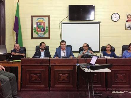Měli jsme možnost nahlédnout do volebních místností v Colonu, v městečku Guadaloupe Ciudad Colon - podpis smlouvy: starosta Monge druhý zleva, vedle něj vpravo starosta Daňa. Foto: M.