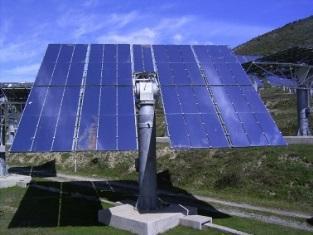 Přímá přeměna využívá fotovoltaického jevu, při kterém se v určité látce působením světla uvolňují elektrony, nepřímá je založena na získání tepla SOLÁRNĚ-TERMÁLNÍ ELEKTRÁRNA Využívá teplo ze