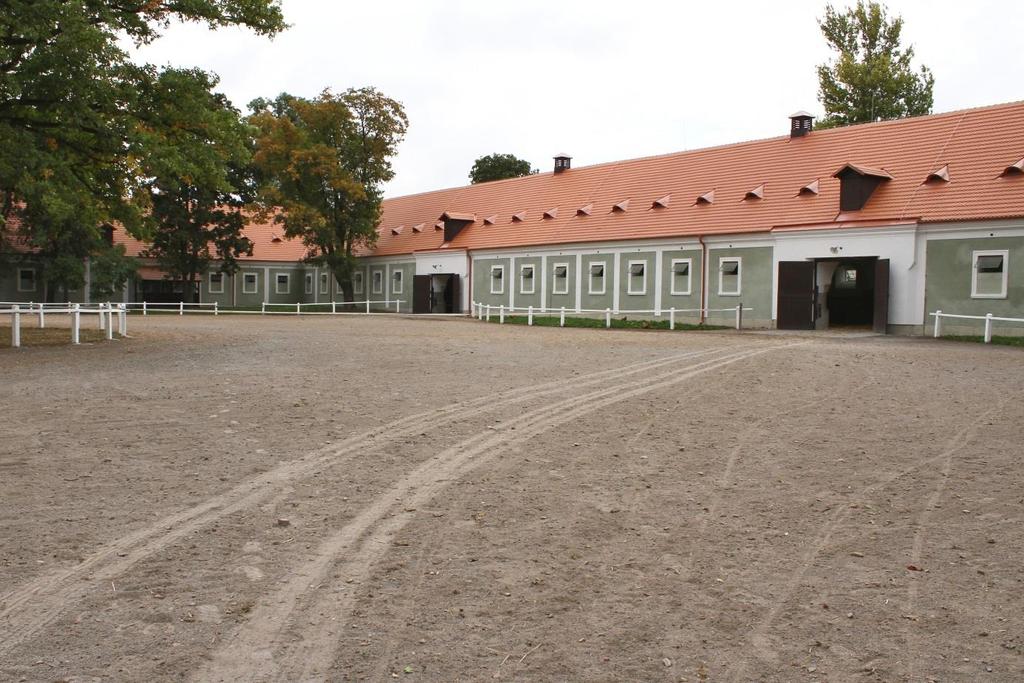 Střechy byly pokryty keramickou krytinou shodně s ostatními objekty historických areálů včetně obnovy detailů seníkových vikýřů a drobných větracích vikýřů (tzv. volských ok).