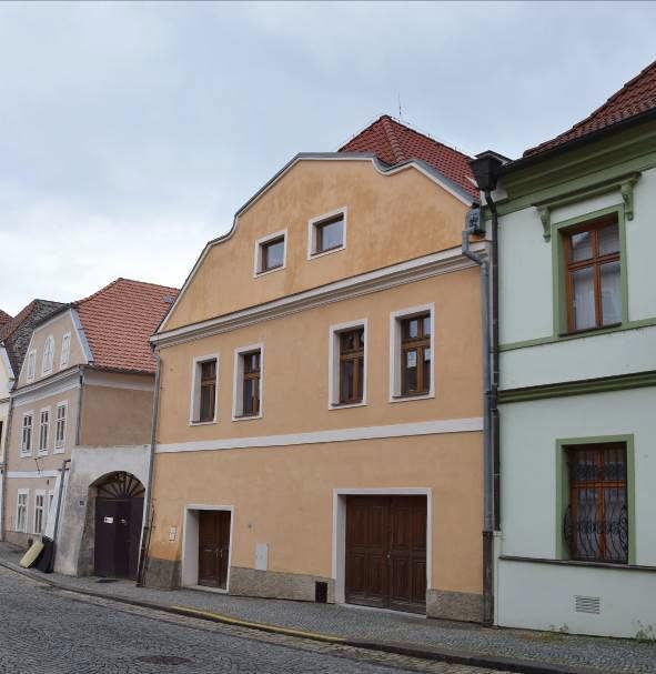 Na fasádu byl nanesen vápenný nátěr. Barevné řešení bylo odsouhlaseno pracovníky státní památkové péče.