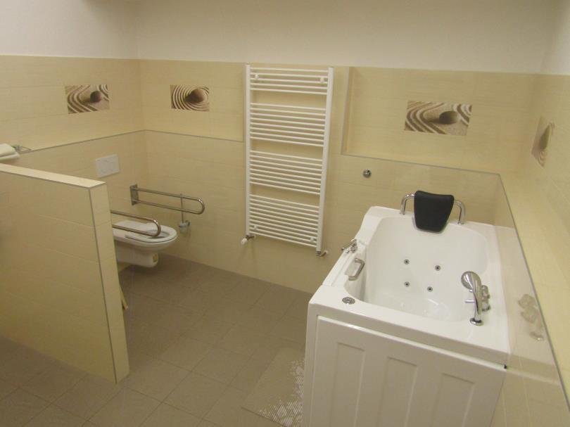 REKONSTRUKCE CENTRÁLNÍCH KOUPELEN DOMOVA ŠTÍTY Měsícem září roku 2017 odstartovala kompletní rekonstrukce centrálních koupelen v Domově Štíty, která probíhala 2 měsíce.