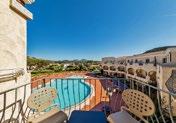 Třípatrový hotel nabízí 164 elegantních pokojů s balkonem nebo terasou, výhled na moře za příplatek.