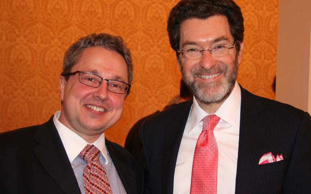 Na snímku je Petr Kaiser (zleva) s americkým velvyslancem v ČR Normanem L.