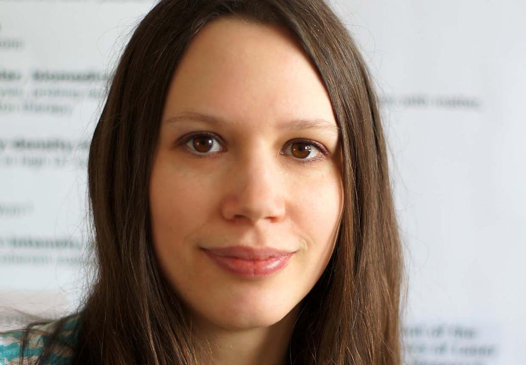 Karolina Macúchová pochází z Českých Budějovic. V rámci projektu ELI Beamlines má jako optomechanička na starosti konstrukční řešení distribuce laserových svazků.