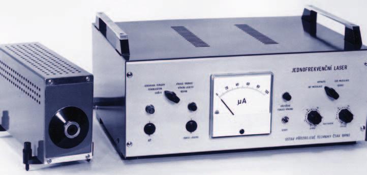 7 Zemanek a kol.) Kvantový koagulátor vyvinutý na ÚRE ČSAV. Sonda s miniaturním laserem a upraveným oftalmoskopem vážila 0.65 kg.