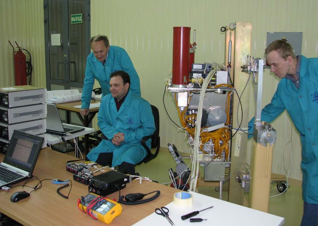 Na obrázku se Viktor Fedosov (uprostřed) účastní integrace akcelerometru s družicí Tatiana Stěžejním tématem našeho povídání bylo využití laserových technologií v odvětví kosmonautiky.
