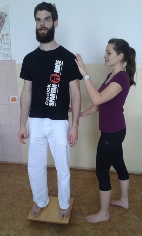 vzpřímeného držení Obrázek 19 Stoj na úseči s postrky Výchozí poloha: korigovaný stoj