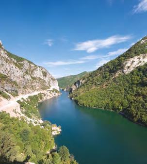 ALBÁNSKO Čierna Hora Taliansko SKADAR Jadranské more DURRËS POGRADEC TIRANA BERAT Albánsko Grécko FAKULTATÍVNE VÝLETY KRUJË TIRANA návšteva mesta Krujë a prechádzka jeho malebnými uličkami s