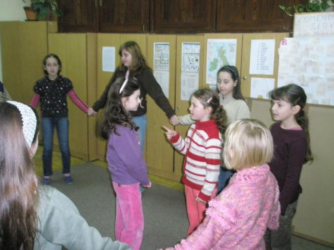 Všechny tyto předměty se mi moc líbí. Naše třída je dobrý kolektiv. Jsem ráda, ţe se dostavuje keramická dílna a ţe tu jsou krouţky, třeba hra na flétnu, dramatický, keramický a jiný.