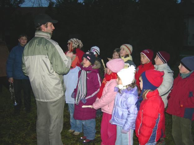 AKCE V UPLYNULÉM MĚSÍCI Stromek Prosinec je adventní měsíc. Advent jsme se školou zahájili, ţe jsme slavnostně rozsvítili strom u obecního úřadu. Nejdříve předvedla své pásmo mateřská školka.