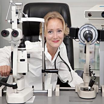 Oftalmológ Charakteristika Oftalmológ vykonáva špecializované pracovné činnosti a zaoberá sa prevenciou, diagnostikou, liečbou, rehabilitáciou, posudzovaním a výskumom chorôb oka a jeho prídavných