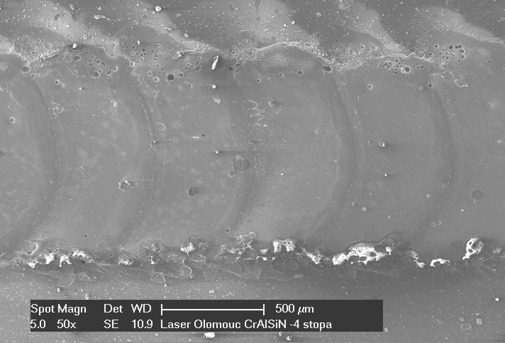 vrstvy TiN Jamkovitá morfologie stopy = segmenty jednotlivých laserových pulsů pravděpodobně vyvolána vznikem plasmy v místě